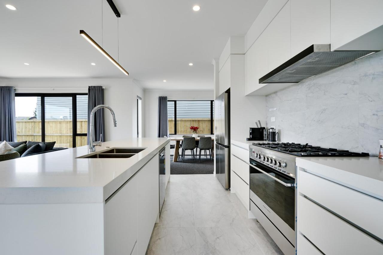 Fabulous River View - Brand New House In Hamilton Eksteriør billede