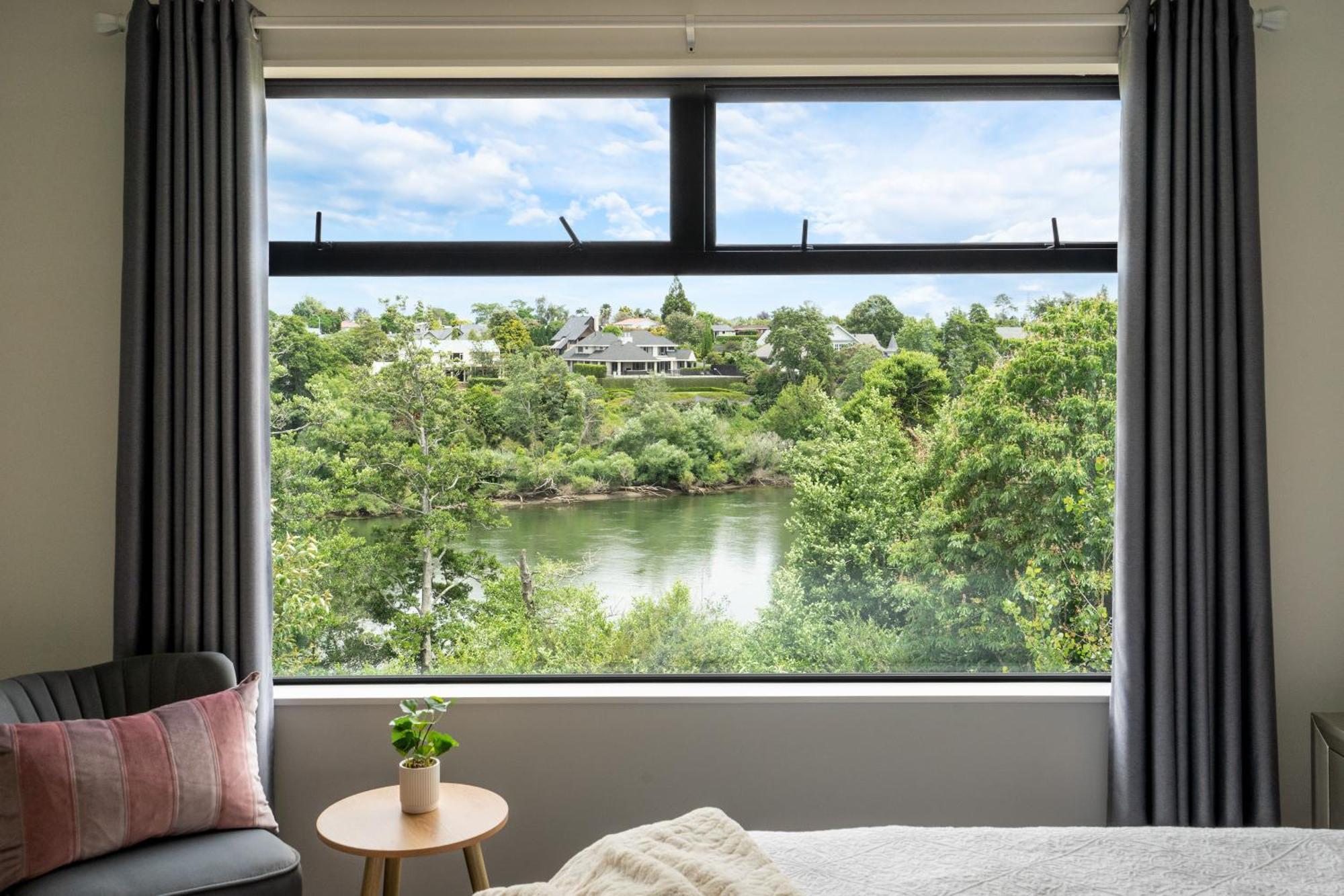 Fabulous River View - Brand New House In Hamilton Eksteriør billede